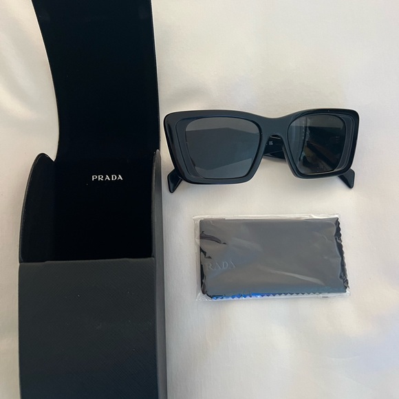 Prada
Marble Acetate Butterfly Sunglasses Black - Picture 7 of 8